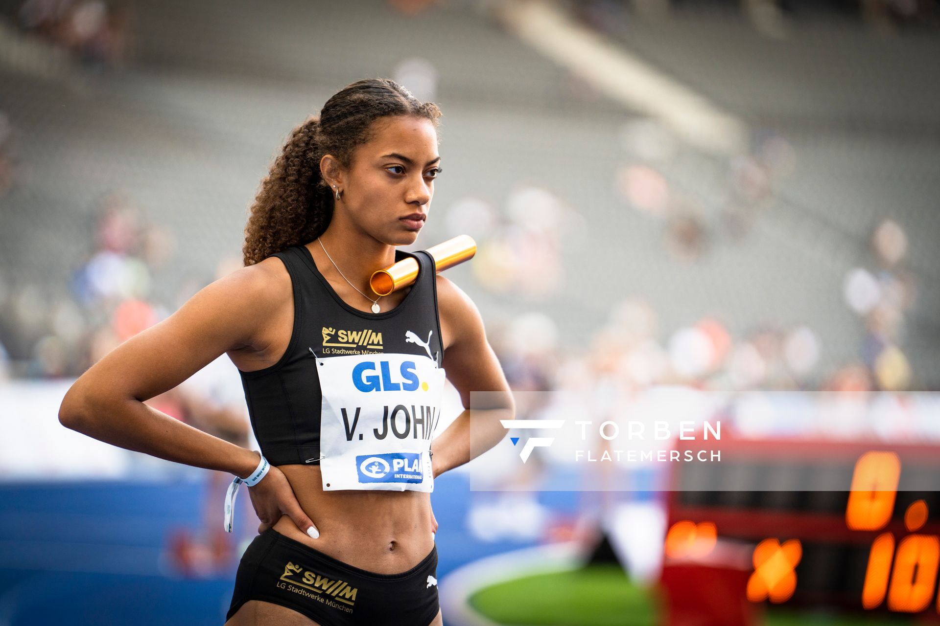 Viola John (LG Stadtwerke Muenchen) als Startlaeuferin waehrend der deutschen Leichtathletik-Meisterschaften im Olympiastadion am 26.06.2022 in Berlin